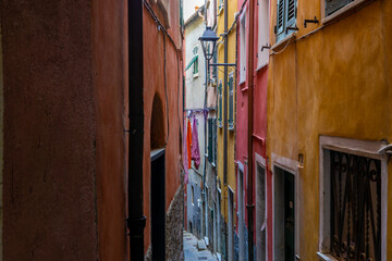 Farbige Durchgangsgasse in Italien