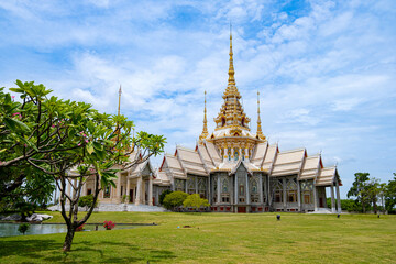 Wat Luang Pho To is a place of worship for Thai people located in the middle of rice fields. And there is a big Buddha inside when the sky is blue.
