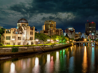 Fototapeta na wymiar Atombombendom am Motoyasugawa Fluss in Hiroshima