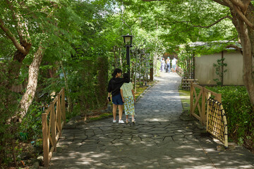 観光名所修善寺を散歩している子供姉妹の姿