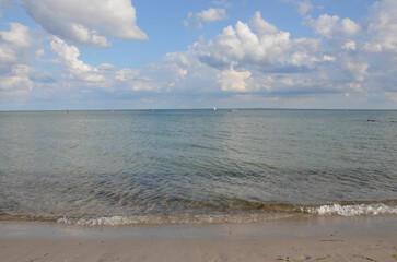 Kleine Wellen am Ostseestrand 