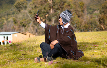 Una foto de un campesino  usando un smartphone durante la publicidad en un parque	