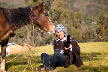Una foto de un campesino  usando un smartphone durante la publicidad en campo,caballo,agricultor,estilo de vida, - obrazy, fototapety, plakaty