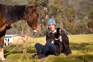Una foto de un campesino  usando un smartphone durante la publicidad en...