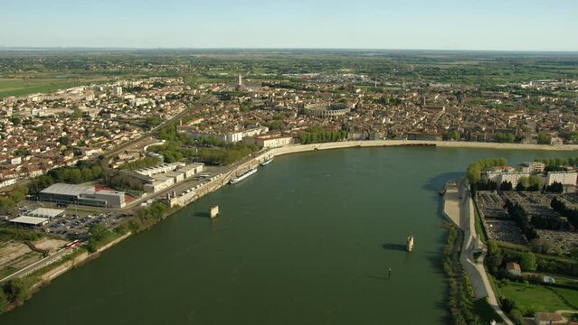 Arles depuis le Rh&ocirc;ne avec les ar&egrave;nes d'Arles