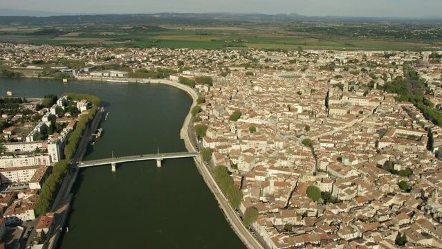 vue a&eacute;rienne d'Arles depuis le Rh&ocirc;ne avec les ar&egrave;nes d'Arles