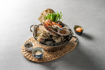 Steamed clams, sujiodengtang, fish cake soup, lily, clear soup, shrimp, chicken stew, braised spicy chicken, herbal medicine, seafood soup, salmon sashimi Korean food dish