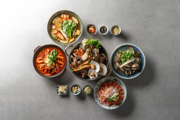 Fototapeta na wymiar Steamed clams, sujiodengtang, fish cake soup, lily, clear soup, shrimp, chicken stew, braised spicy chicken, herbal medicine, seafood soup, salmon sashimi Korean food dish