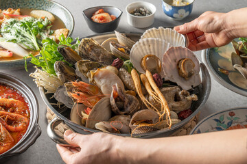 Steamed clams, sujiodengtang, fish cake soup, lily, clear soup, shrimp, chicken stew, braised spicy chicken, herbal medicine, seafood soup, salmon sashimi Korean food dish