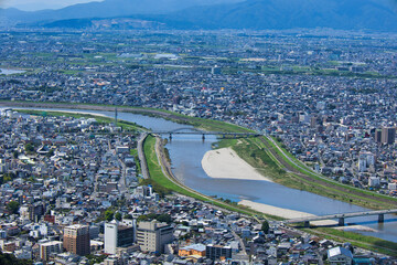 Obraz premium 晴れた日の金華山展望台から見た岐阜県岐阜市の都市景観