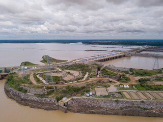 Obraz premium Beautiful drone aerial view of dam on Madeira River, Santo Antônio Hydroelectric Power Plant and Amazon rainforest in Porto Velho city, Rondonia, Brazil. Concept of energy, renewable, sustainable.