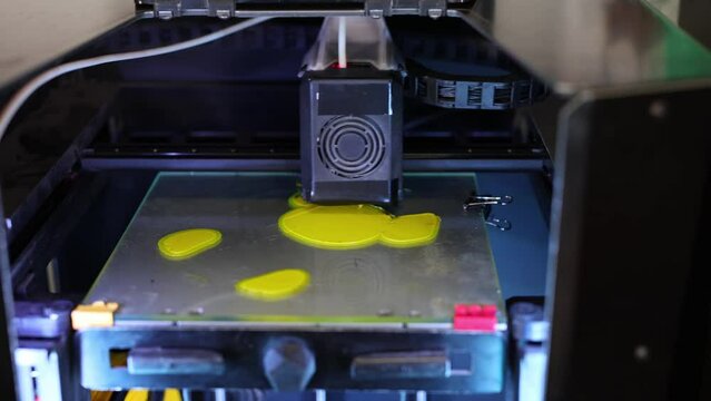 Three-dimensional printing machine, 3D printer. Manufacturing of a three-dimensional part