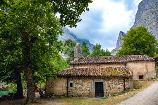 Iglesia del Pueblo de Bulnes, Asturias, Espa&ntilde;a