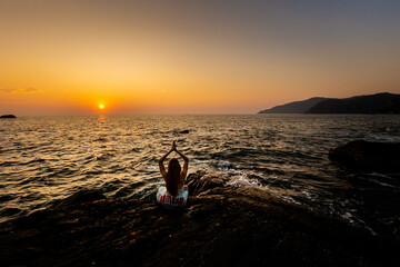 Obraz premium Sunset beach yoga in Goa India