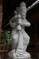 Obraz premium Skulptur im Pura Tirta Empul Tempel in Tampaksiring, Bali, Indonesien