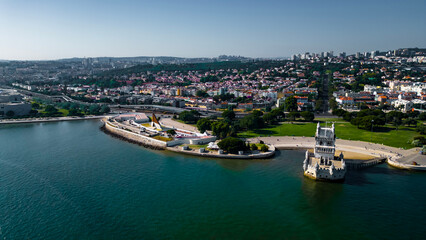 Fototapeta premium Paisagem Portugal Torre de Belém Fortaleza Portuguesa Rio Tejo Ponto Turístico Viagem Viajar Barcos Turismo Turístico Porto Cidade Europeia Europa Céu Baía Foz Estuário Ponte Medieval Drone Aérea Mar 
