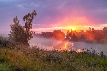 Wschód słońca nad stawem © KoLesfot