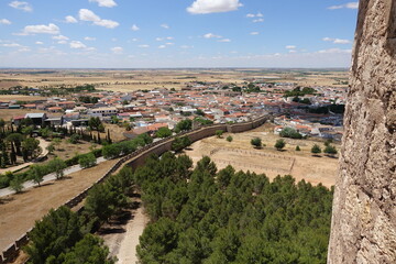 Fototapeta na wymiar Pueblo y muralla de Belmonte
