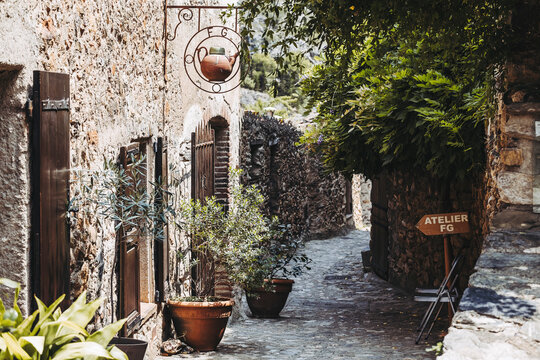 Castelnou, 26 juin 2023, France - Ruelle dans le village perch&eacute; m&eacute;diterran&eacute;en de Castelnou en France