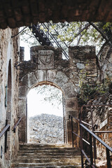 Castelnou, 26 juin 2023, France - Ruelle dans le village perché méditerranéen de Castelnou en France