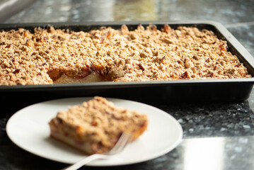 Gluten and sugar-free plum cake with crumble