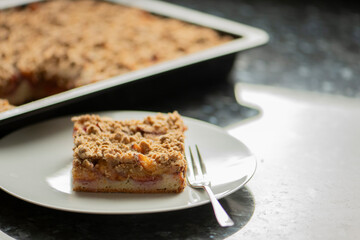 Gluten and sugar-free plum cake with crumble