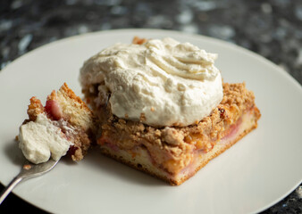 Gluten and sugar-free plum cake with crumble,with cream