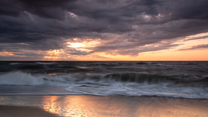 Fototapeta na wymiar Zachód słońca nad morzem. Bałtyk