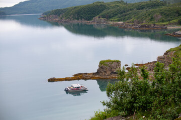 Küstenlandschaft  mit Boot auf  Katmai, Kukak Bay, Alaska