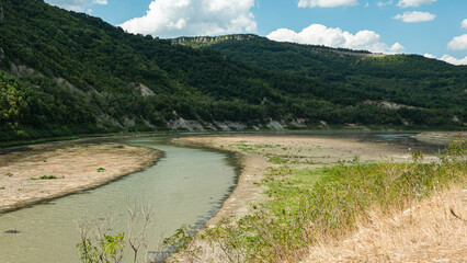Bułgaria, Łuda Kamczija, zielona, wyschnięta rzeka z zakrętami, meander, pasmo górskie, zalesione, skały, piękne niebeskie niebo 
