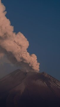 Erupci&oacute;n y fumarola del volc&aacute;n Popocat&eacute;petl 
