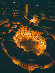 Luftbild von der Piazza Anfiteatro bei Nacht in Lucca in der Toskana - obrazy, fototapety, plakaty