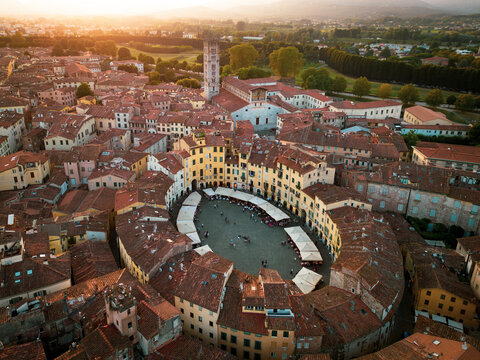 Luftbild von der Piazza Anfiteatro in Lucca in der Toskana