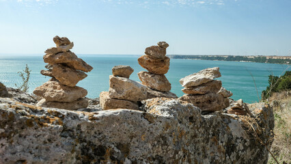 Kaliakra,  stos kamieni osadzony na kamiennym murze, wybrzeże w tle, morze, półwysep, w oddali...