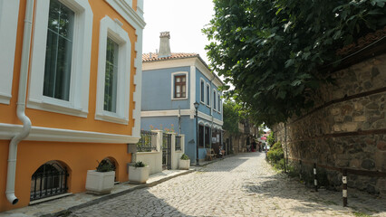Bułgaria, Sozopol, średniowieczna ulica, kolorowe domy, chodnik, kamienna droga, kamienny mur