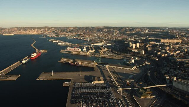 marseille avec le port de marseille