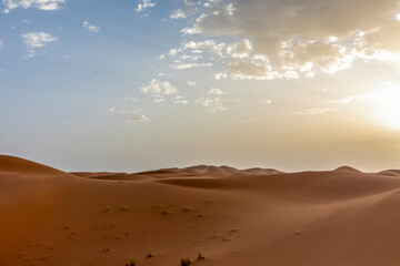 Fototapeta na wymiar Sunset view at the Erg Chebbi sand dune landscape of the sahara of morocco near merzouga