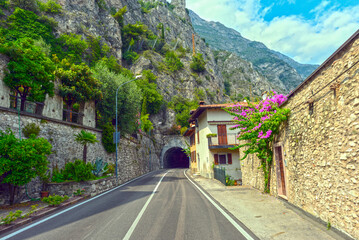 Strassentunnel auf der SS45bis zwischen Riva del Garda und Limone sul Garda am Gardasee (Italien)