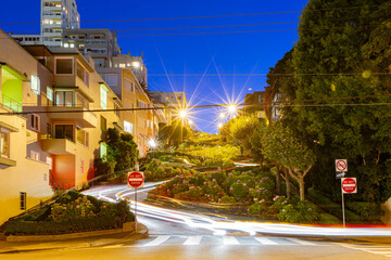 Naklejka premium Twilight view of the famous Lombard Street