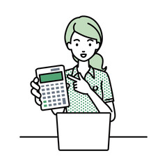 座ってデスクでノートPCを開いて電卓を指差してこちらに向けて見せているポロシャツの女性