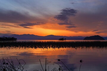 琵琶湖岸から見た幻想的な夕焼けの情景