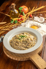 Espaguete de carne de sol desfiada com queijo coalho e molho branco