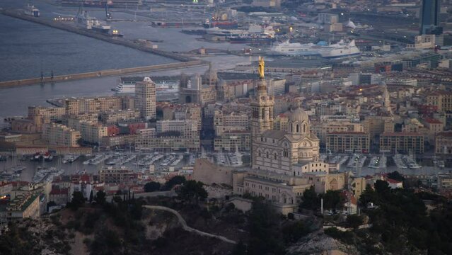 notre dame de la garde &agrave; marseille au lev&eacute; du soleil