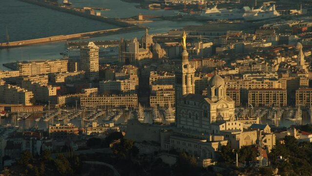 notre dame de la garde &agrave; marseille au lev&eacute; du soleil