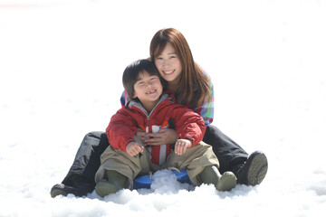 Obraz premium ソリで遊ぶ親子