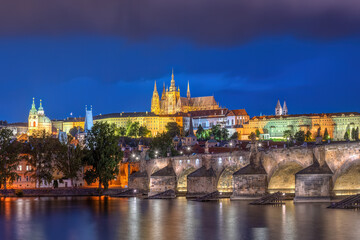 Fototapeta na wymiar The imposing St. Vitus Cathedral and the Charles Bridge in Prague at night