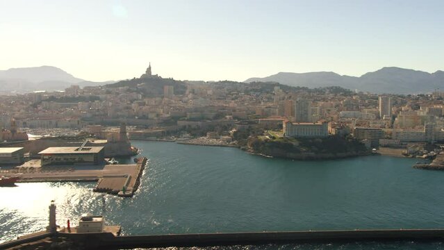 marseille avec le vieux port et notre dame de la garde le pharo