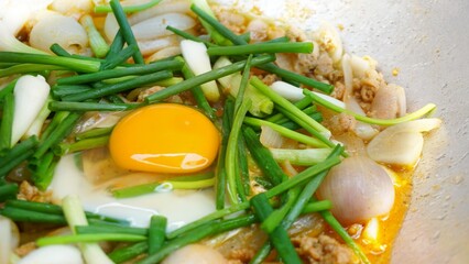 eggs, carrots, onions, garlic, kana vegetables and chicken meat. Bring all the ingredients together, stir-fry menu.