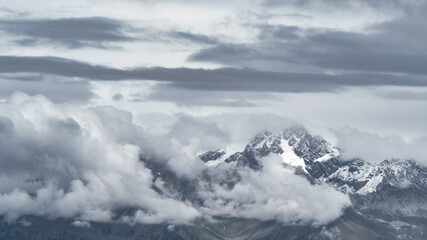 Fototapeta na wymiar Gray mountain landscape com clouds