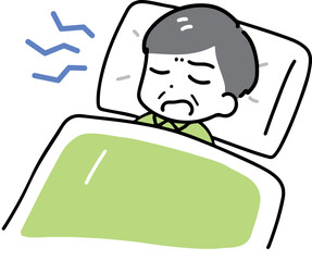 睡眠中にいびきをかくパジャマのシニア男性(上半身)
